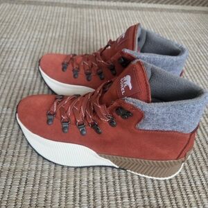NWB Sorel Orange and Gray High-Top Boots